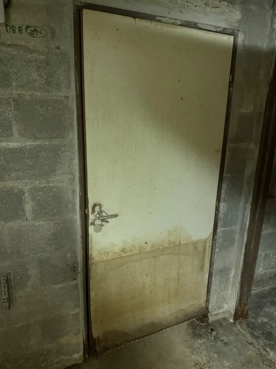 Ancienne porte coupe-feu avant le remplacement à Vélizy