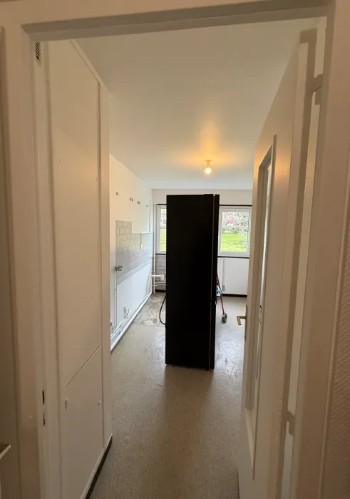L'appartement T2 avec des murs abîmés avant l'intervention