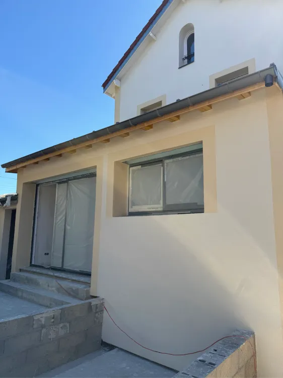 Application des finitions de peinture sur la façade