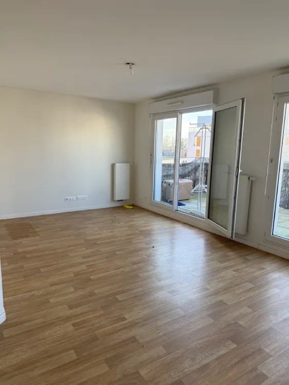 Pièce avec ancien parquet et murs avant rénovation
