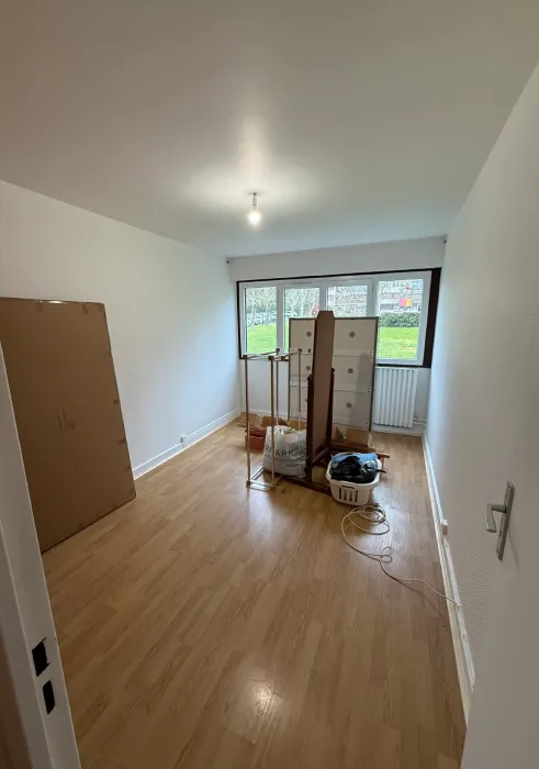 La chambre lumineuse après les travaux de peinture complets