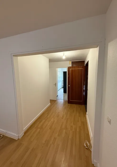 Le couloir fraîchement peint après la pose de la toile de verre