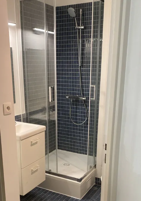 L'ancienne cabine de douche avant l'intervention
