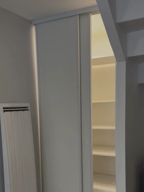 Installation de la structure du nouveau meuble en mélaminé blanc
