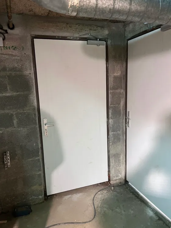 Porte finie avec son système de ferme-porte automatique