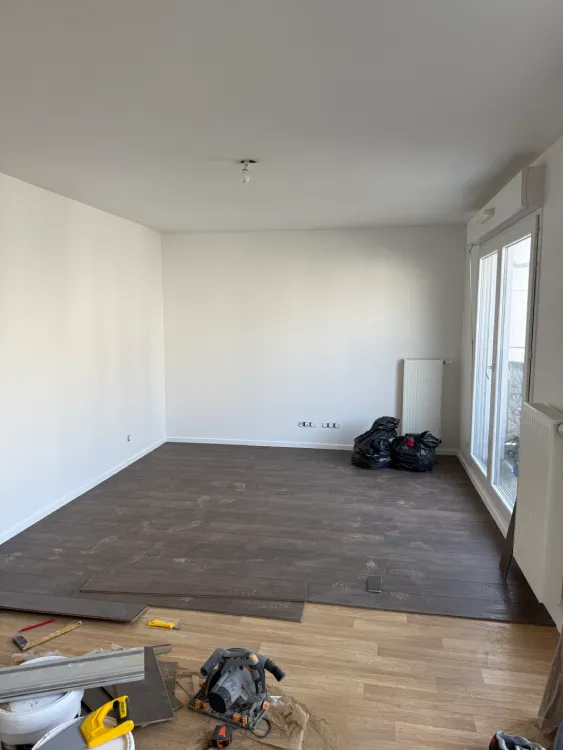 Ajustement des lames de parquet dans l'appartement