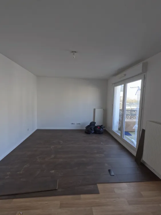 Vue du parquet posé avant les dernières finitions de peinture