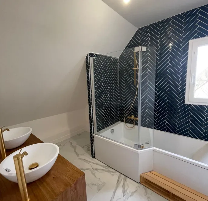 Rénovation de salle de bain avec meuble vasque en bois à Versailles dans les Yvelines (78)