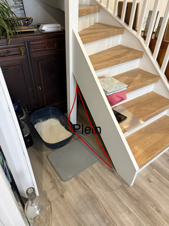 Espace sous escalier vide avant l'installation du meuble sur mesure