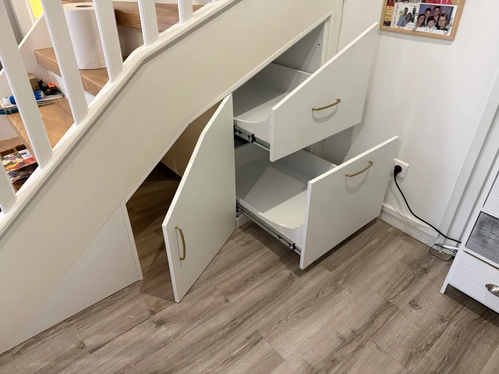Détail des tiroirs de rangement sous escalier après nettoyage