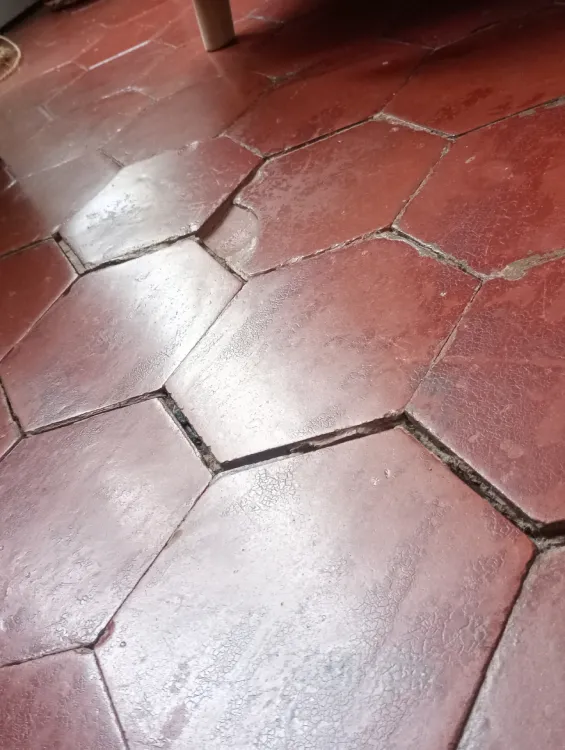 Sol en tomettes usé avant le début du chantier
