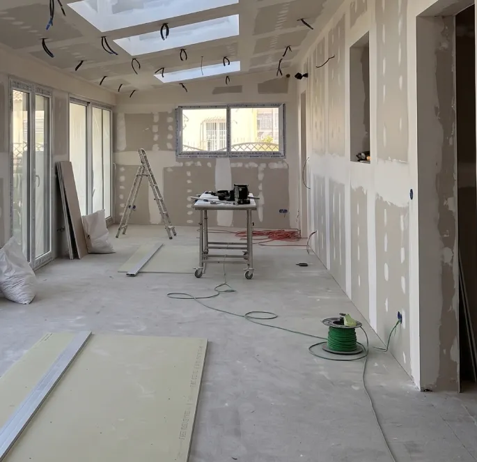 Artisan plaquiste réalisant des travaux de plâtrerie et pose de cloisons à Versailles (78)
