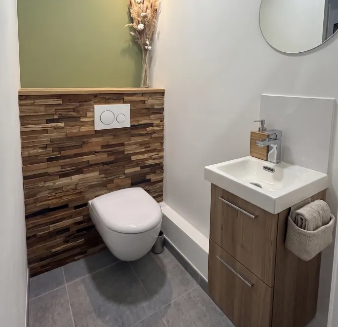 Artisan plombier réalisant des travaux de plomberie en rénovation à Versailles (78)