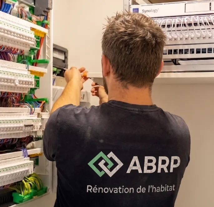 Artisan électricien procédant au changement d'un panneau électrique à Versailles (78)