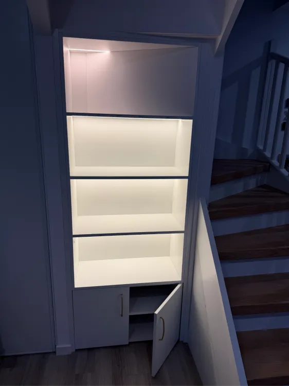 Vue d'ensemble du meuble sur mesure et de la bibliothèque à La Queue-lez-Yvelines