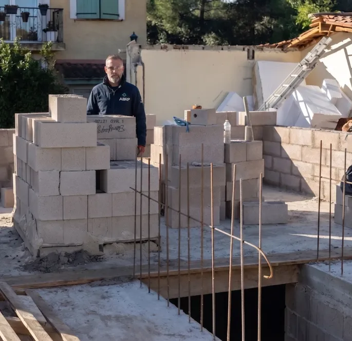 Travaux de maçonnerie sur la devanture d'une maison à Versailles (78)