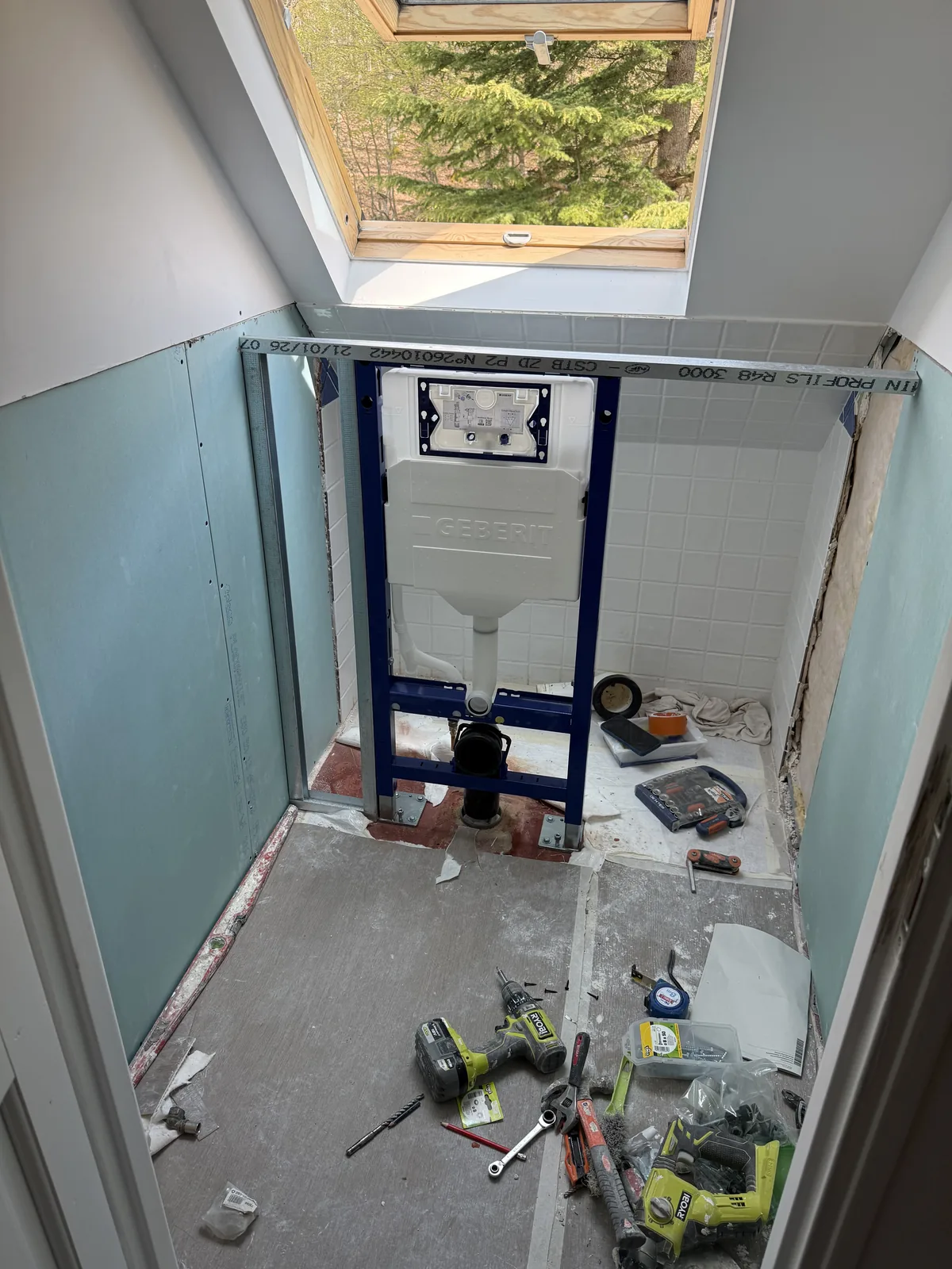 Bâti-support Geberit pour WC suspendu en cours de pose dans la salle de bains à Grosrouvre