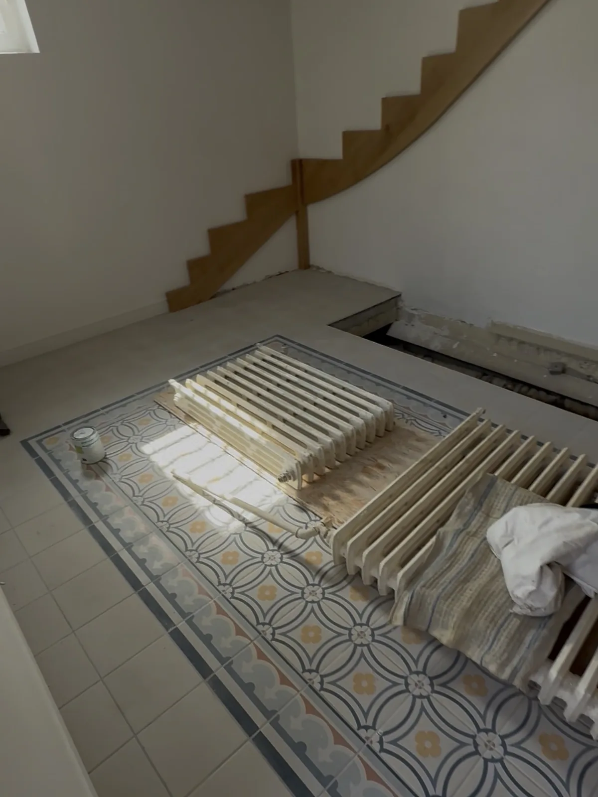Carreaux de ciment d’origine et escalier bois après rénovation de la maison à Palaiseau