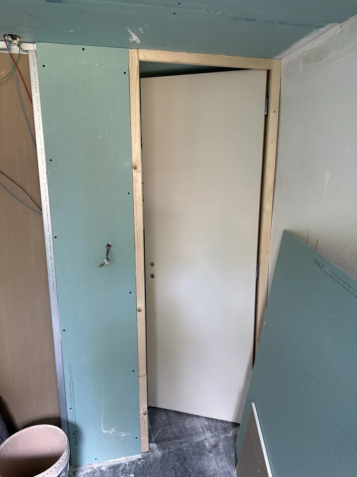 Cloison neuve et porte séparant les WC de la salle de bain à Galluis