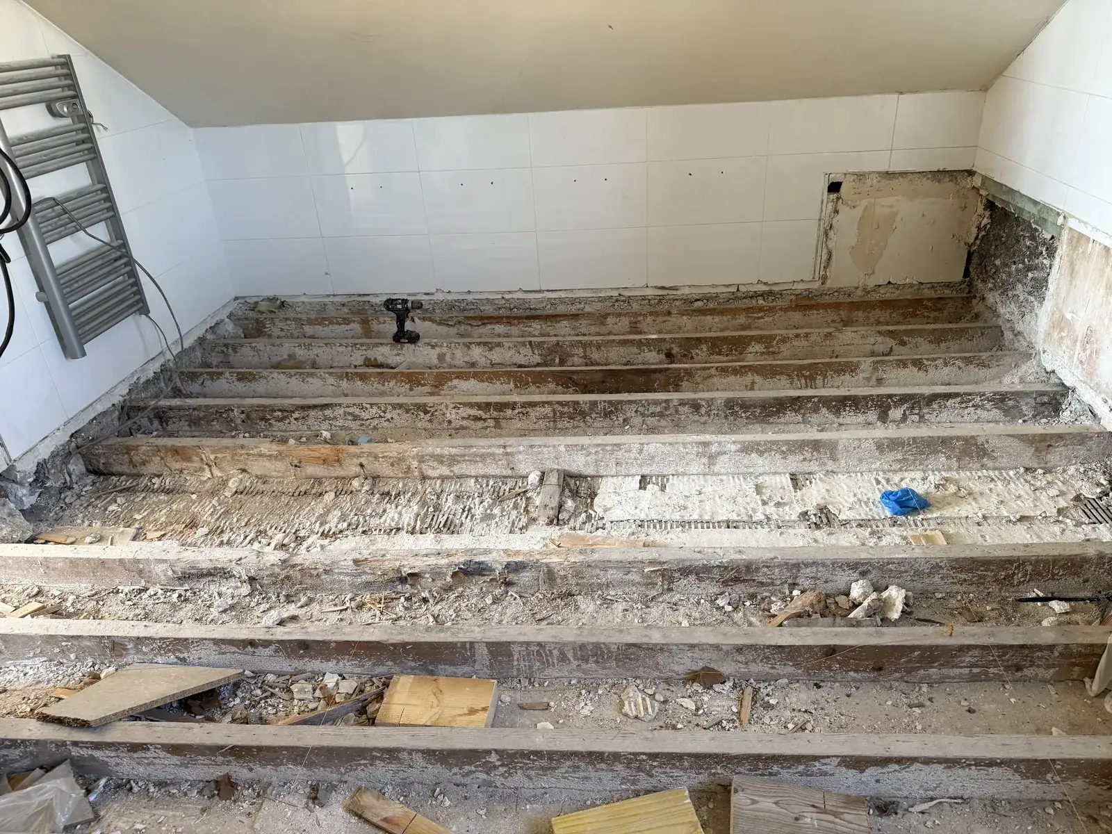 Démolition de l’ancien plancher bois à Palaiseau : solives d’origine mises à nu avant reconstruction