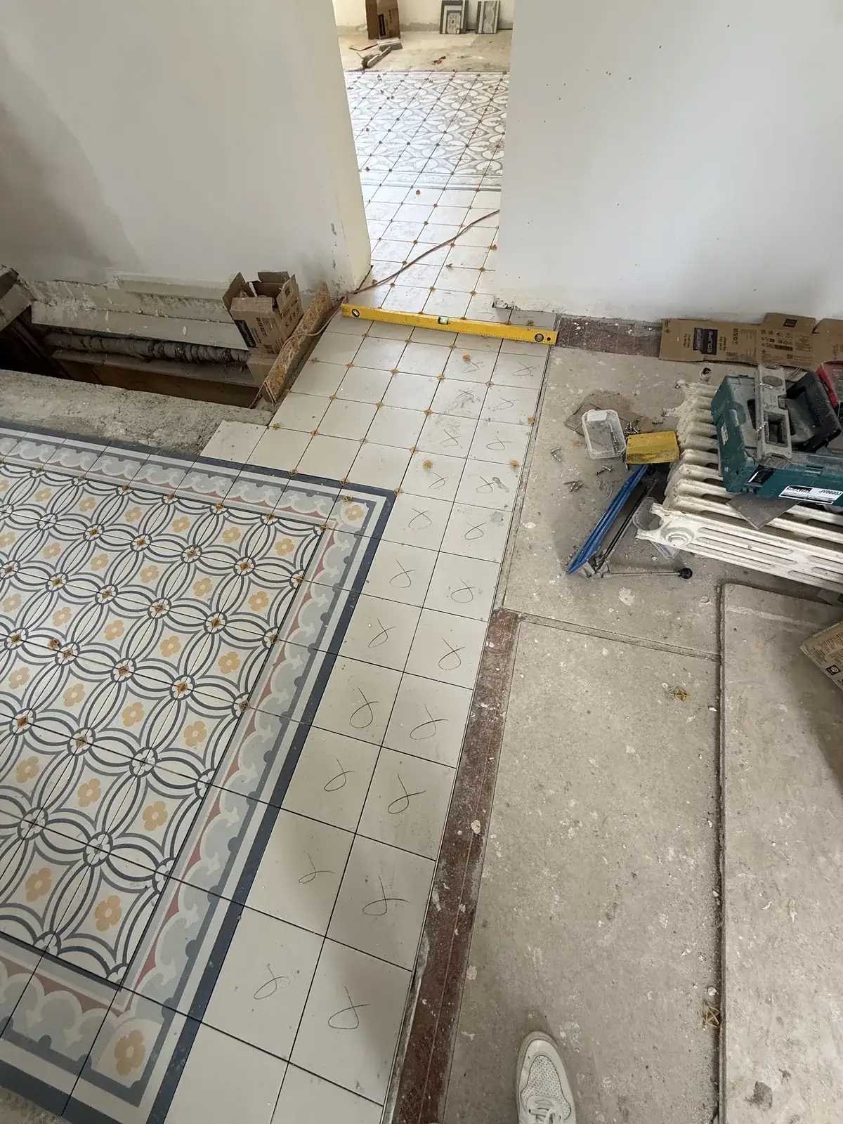 Dépose du plancher et protection des carreaux de ciment conservés pendant le chantier à Palaiseau
