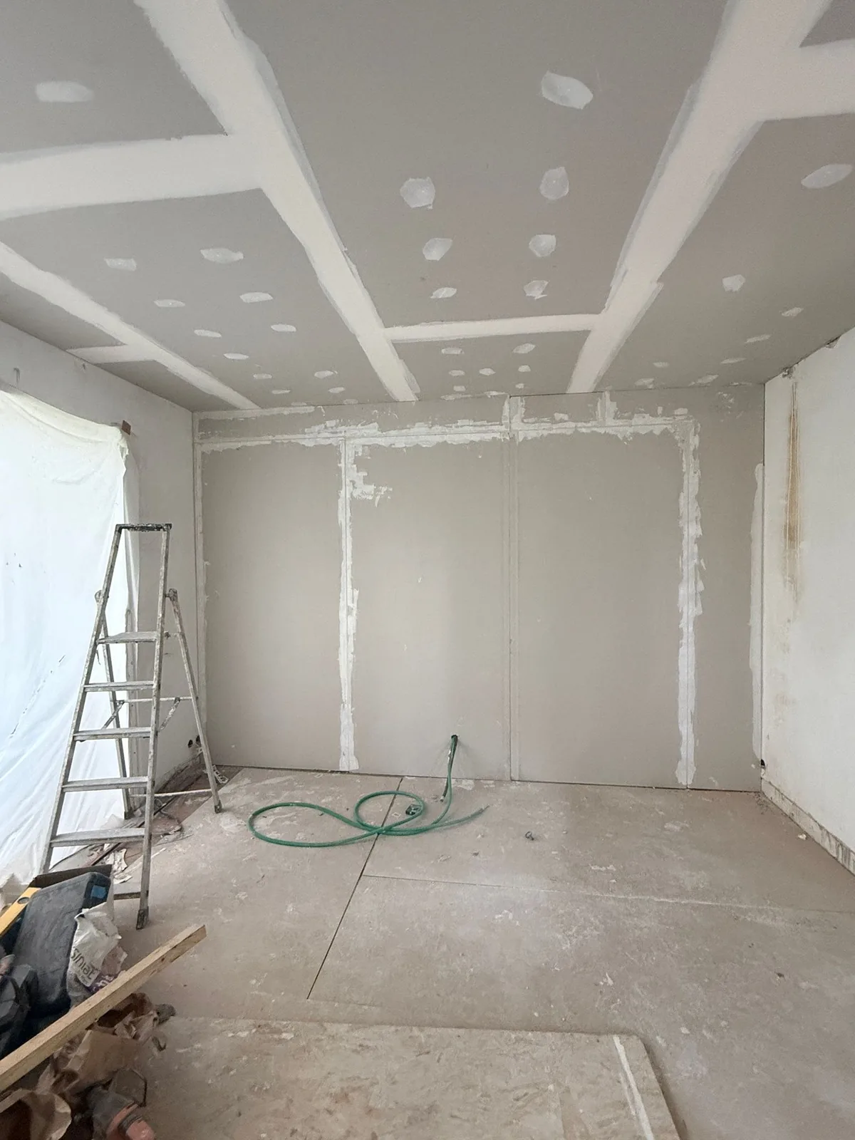 Faux plafond en plaques de plâtre BA13 sur ossature métallique, joints traités, avant peinture à Palaiseau