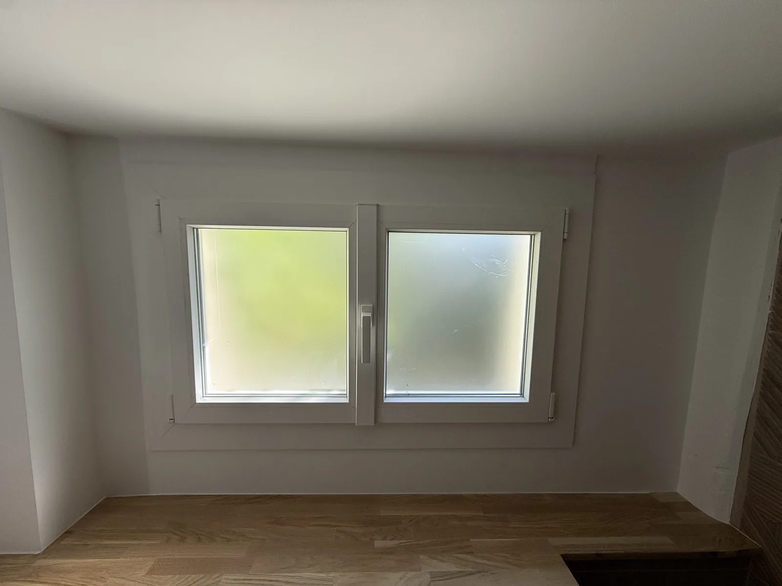 Fenêtre neuve à vitrage dépoli dans la salle de bain rénovée à Galluis