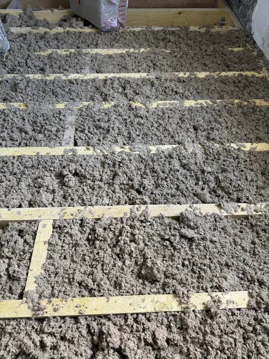 Isolation thermique et acoustique en laine de roche posée entre les solives du plancher à Palaiseau