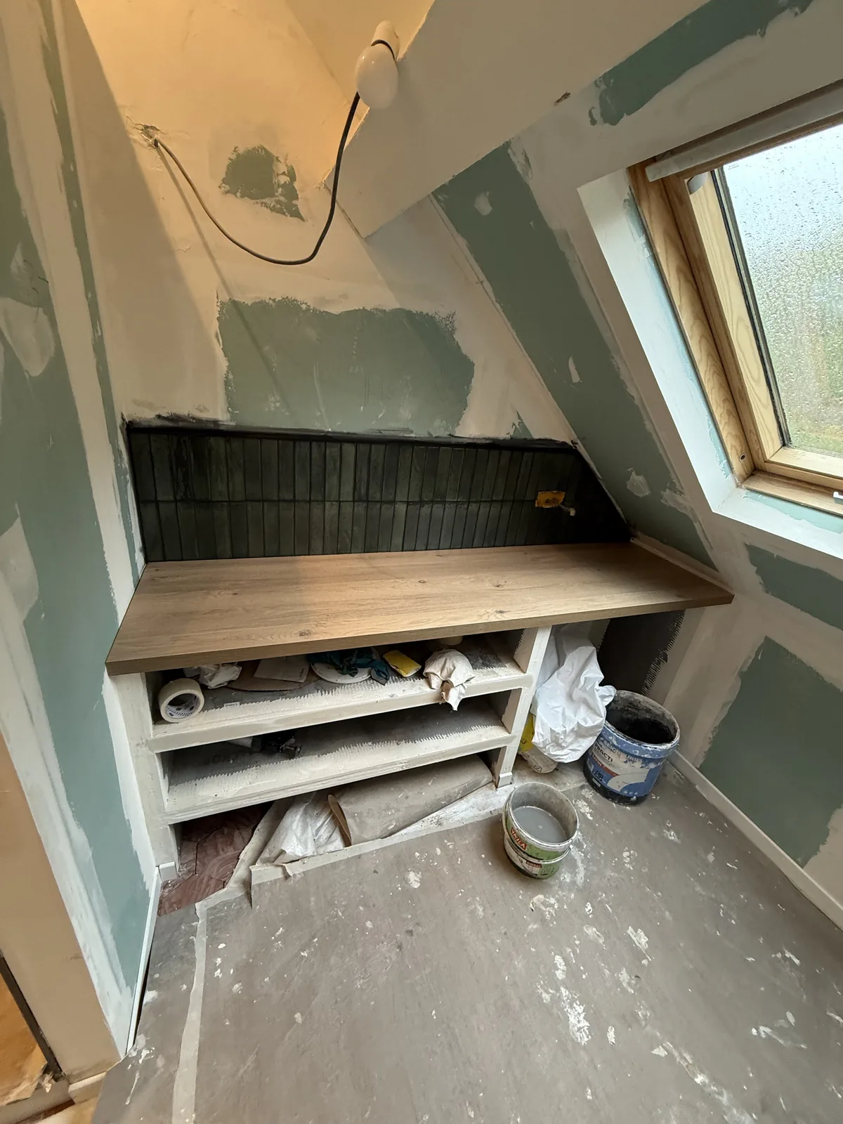 Meuble vasque sur mesure en panneaux Wedi avec plan bois, avant habillage, à Grosrouvre