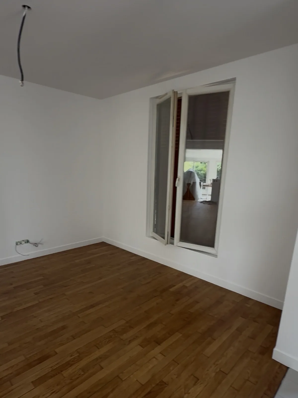 Parquet bois poncé et vitrifié après rénovation, murs peints en blanc, maison à Palaiseau (91)
