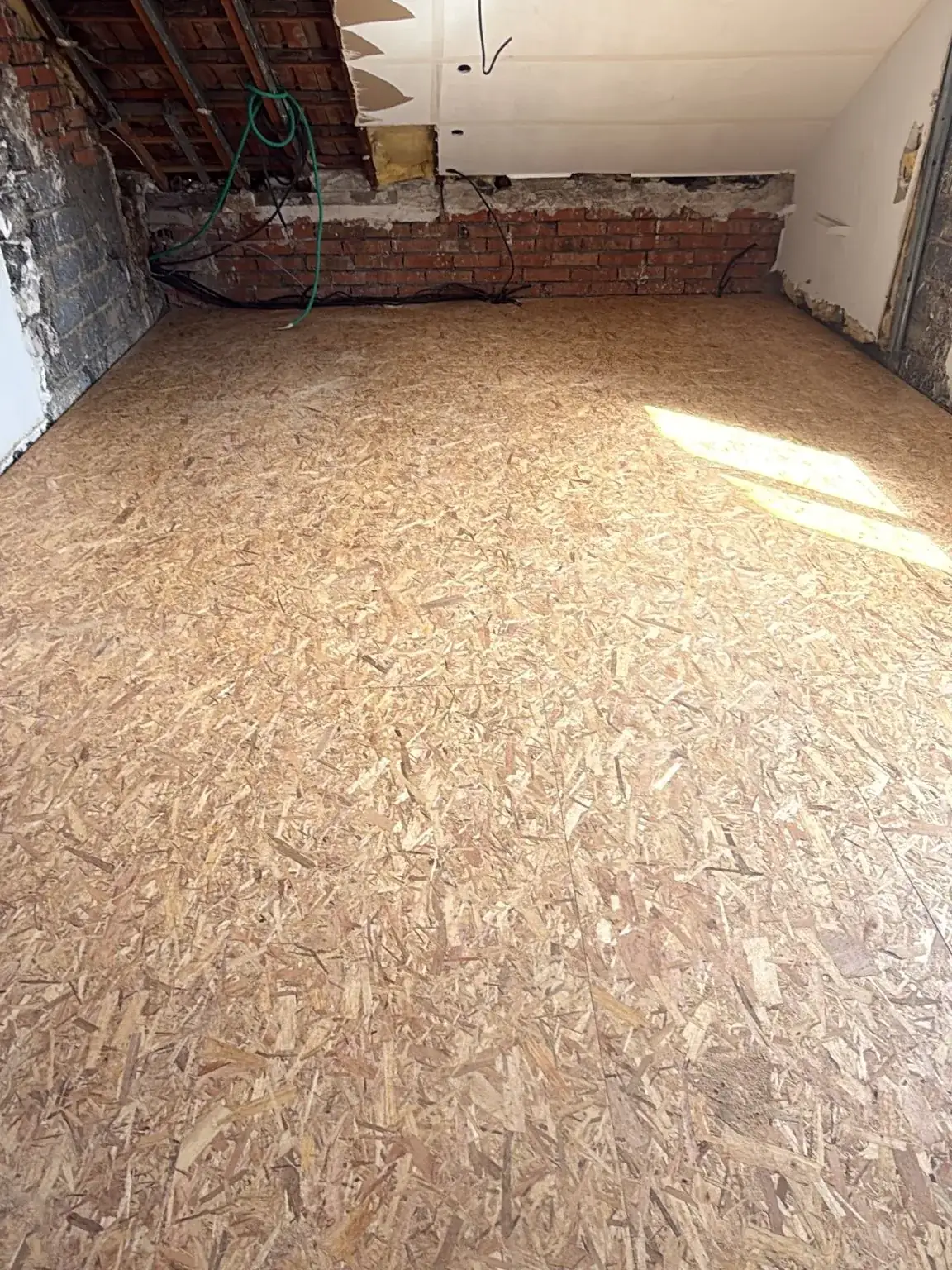 Plancher en panneaux OSB 19 mm fixé mécaniquement sur le solivage neuf à Palaiseau