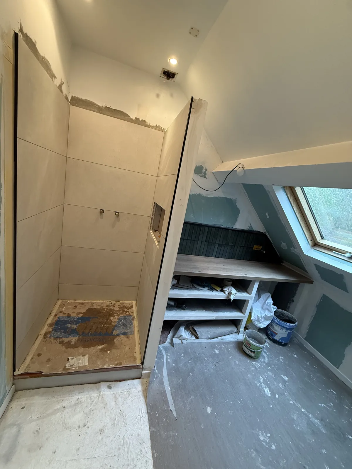 Pose de la faïence murale dans l’espace douche et sur le coffrage du WC à Grosrouvre