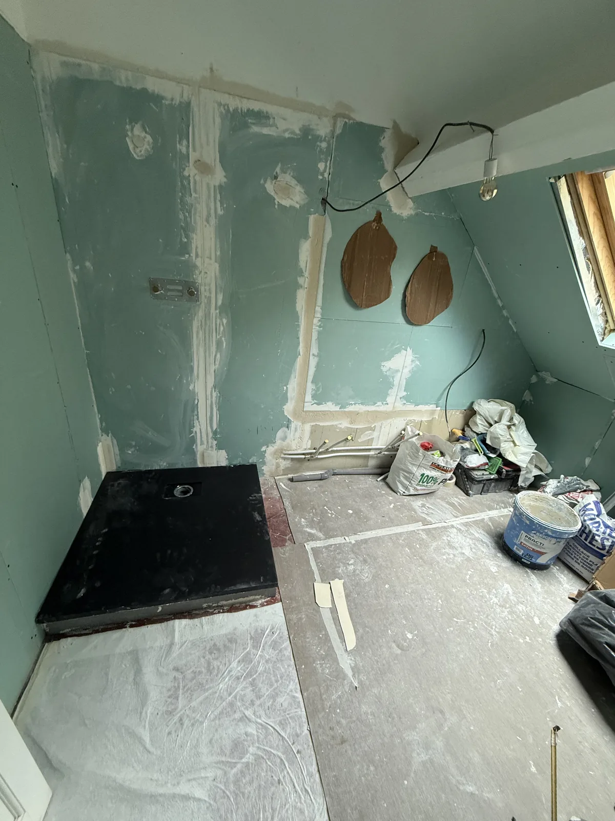 Chantier à Grosrouvre : receveur de douche extra-plat posé et plaques de plâtre hydrofuges sur les murs