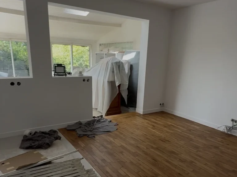 Séjour rénové à Palaiseau à la livraison : parquet vitrifié, cuisine ouverte et dernières protections en place