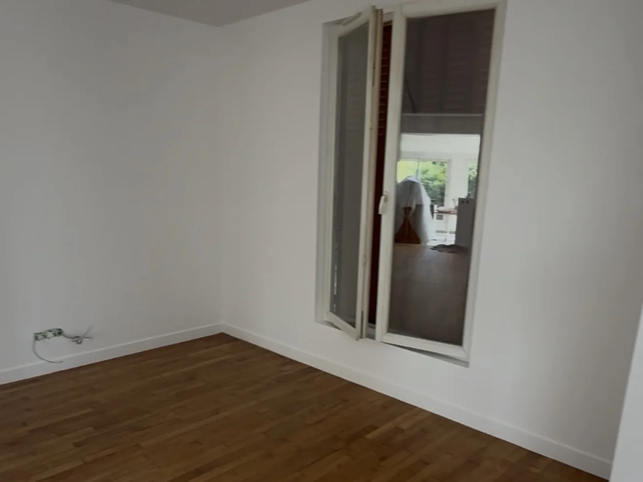 Rénovation de maison à Palaiseau (91) : pièce à vivre rénovée, parquet poncé et vitrifié et murs blancs, par ABRP