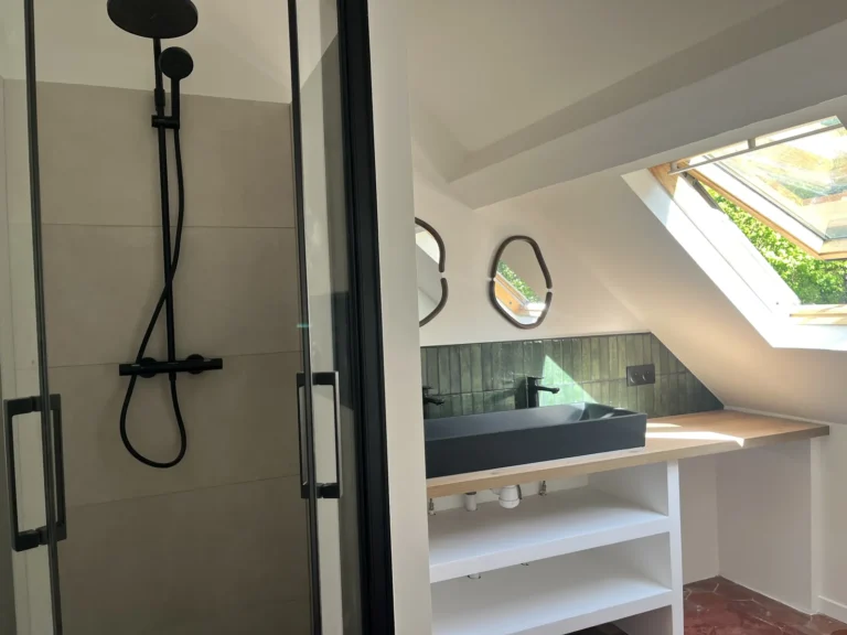 Rénovation complète d’une salle de bains sous combles à Grosrouvre (78) : douche à l’italienne et meuble vasque noir par ABRP