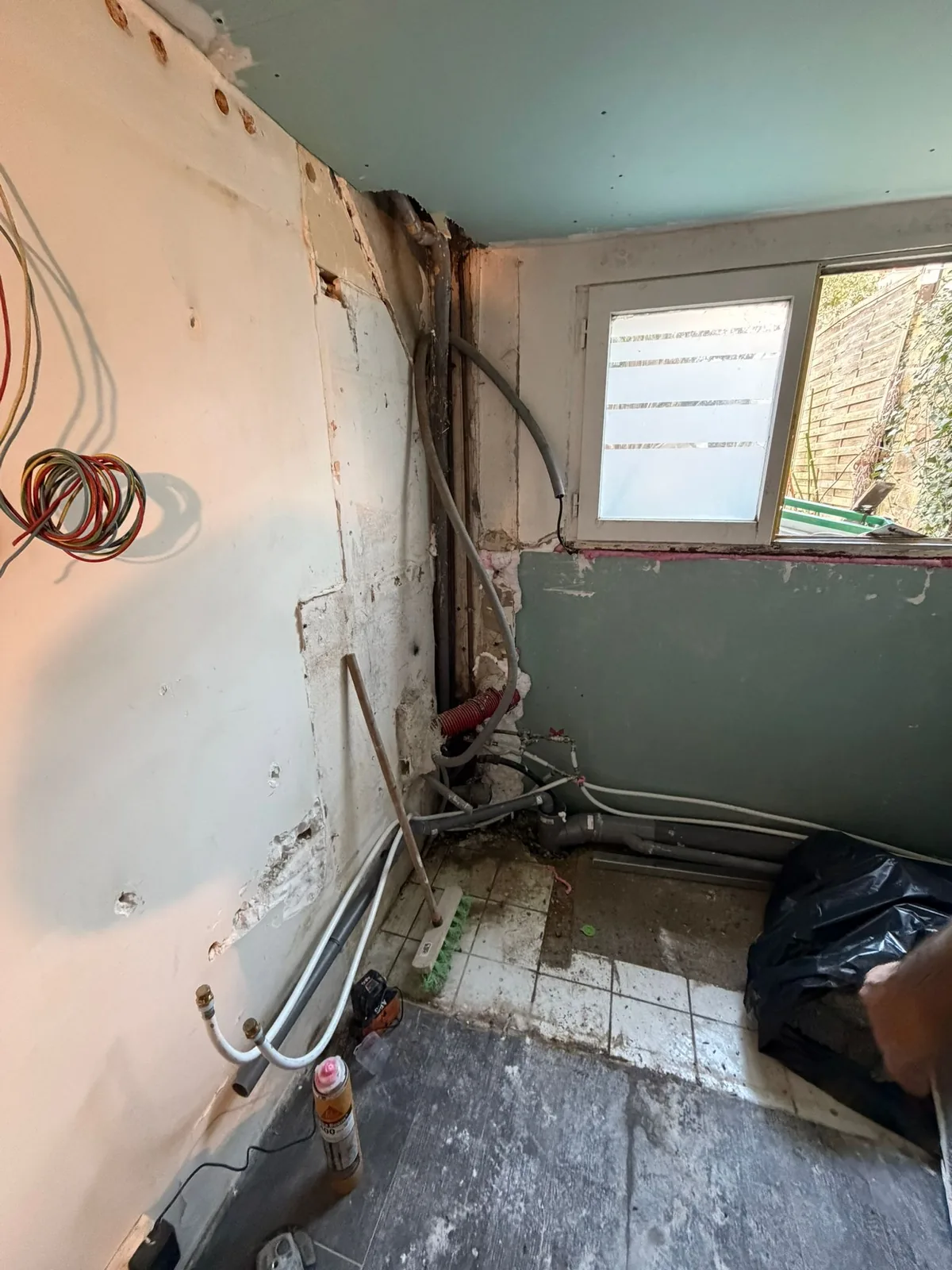 Reprise des réseaux de plomberie en cuivre après démolition dans la salle de bain à Galluis
