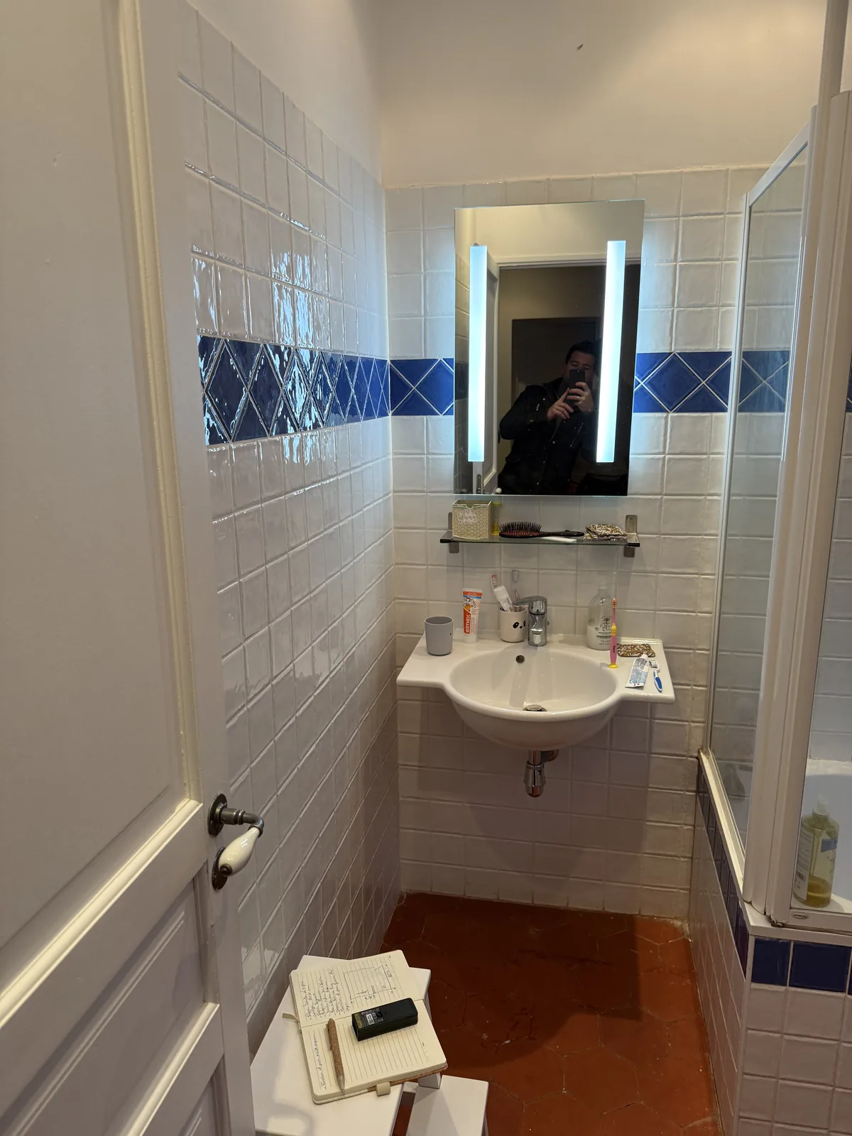 Salle de bains avant travaux à Grosrouvre : lavabo sur colonne et faïence d’origine