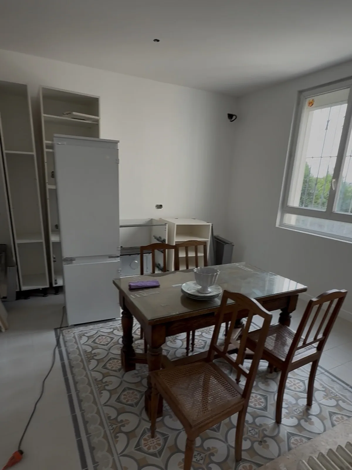 Séjour rénové avec cuisine ouverte, parquet vitrifié et carreaux de ciment, maison à Palaiseau (91)
