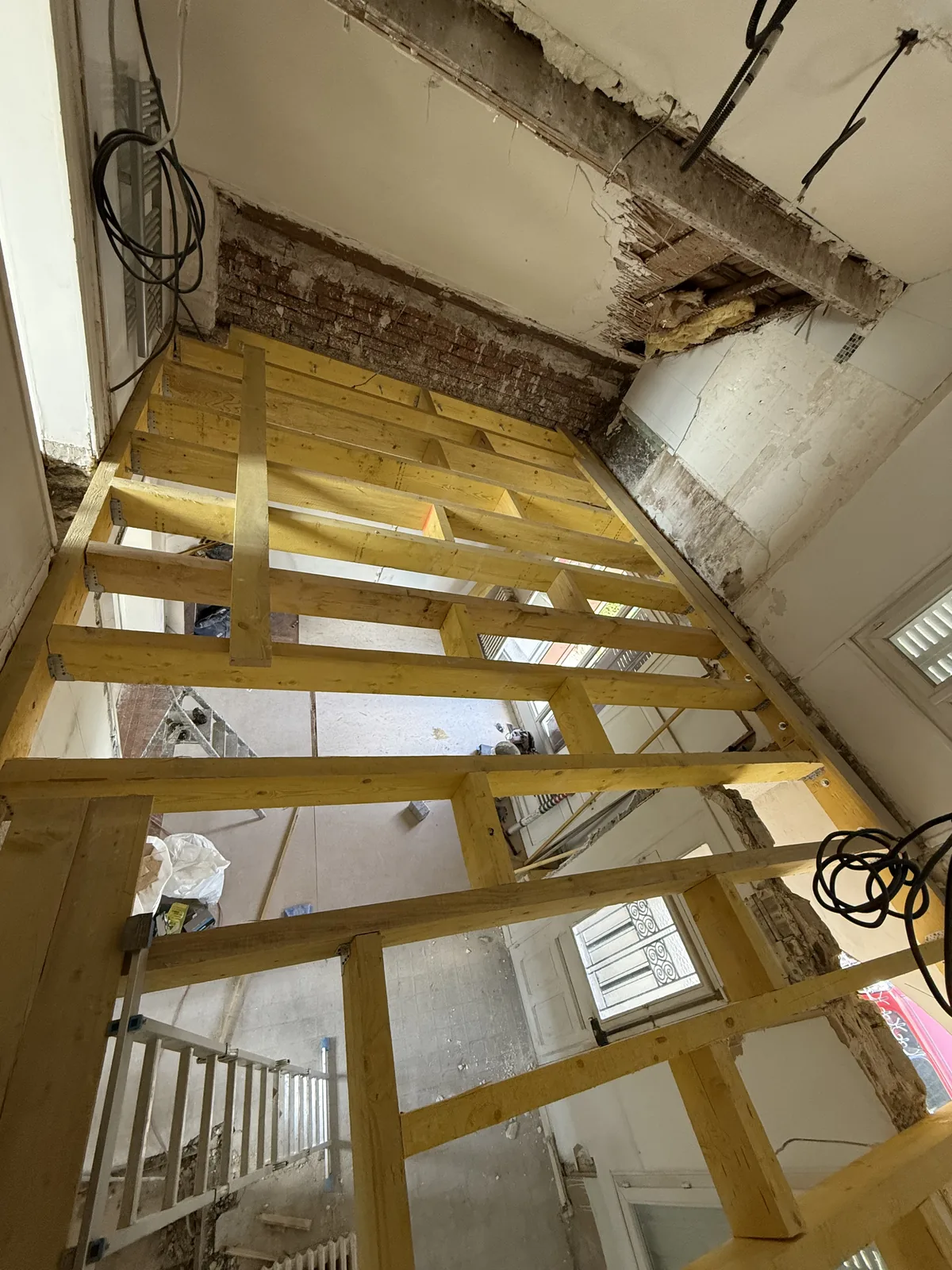 Solivage neuf en madriers calé et fixé pour le nouveau plancher bois de la maison à Palaiseau