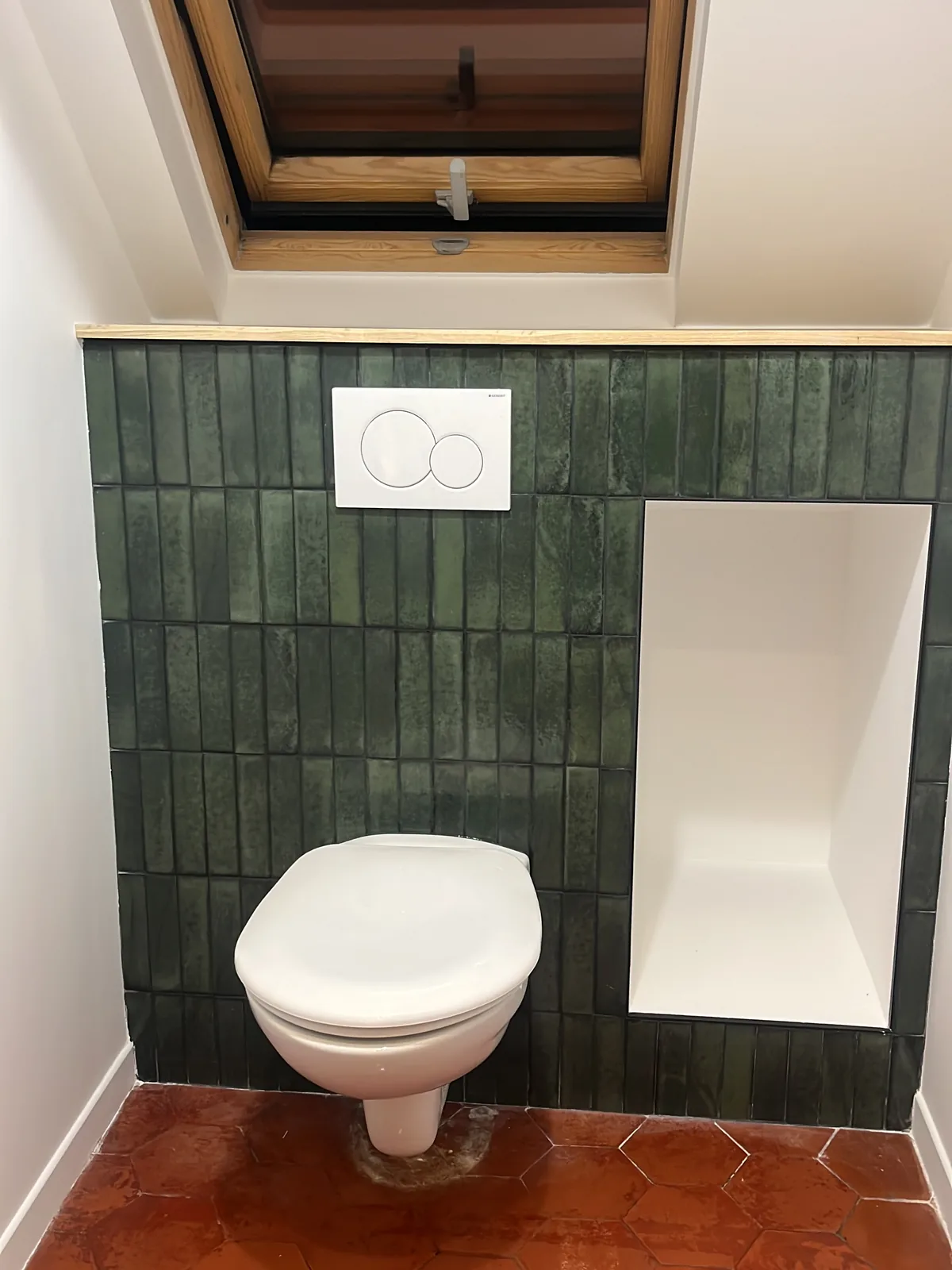 WC suspendu Geberit habillé de faïence verte zellige après rénovation à Grosrouvre (78)